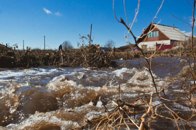 В МЧС разьяснили разницу между паводком и наводнением