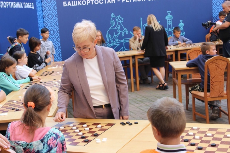 Тамара Тансыккужина провела сеанс одновременной игры в шашки