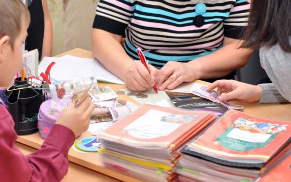 Россияне могут сообщить о поборах в школах на горячую линию