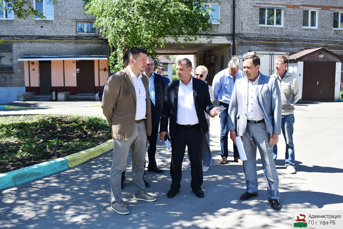 Вице-мэр Уфы проверил благоустройство дворов в Ленинском районе