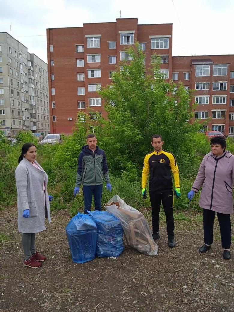 Сотрудники администрации Калининского района поддержали акцию "Дни чистоты"