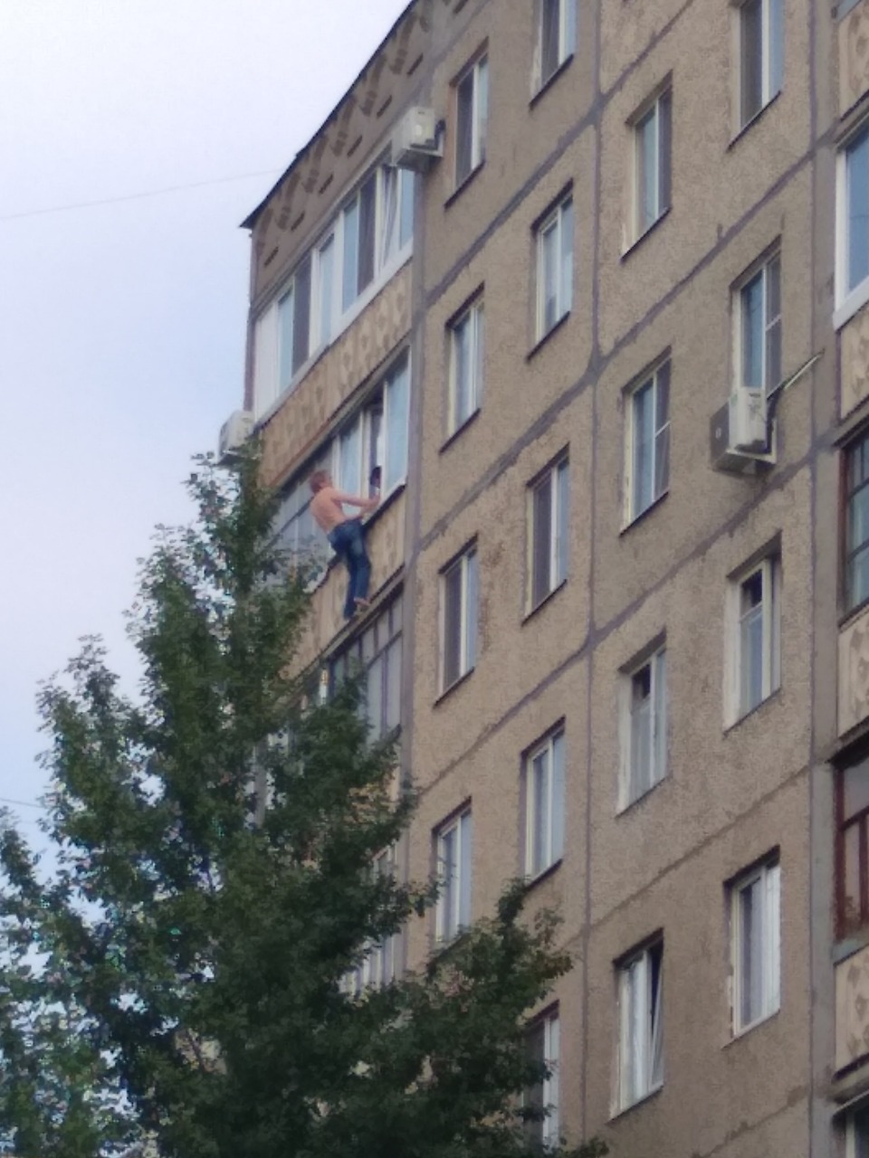 В Уфе спасли мужчину, который повис на балконе 