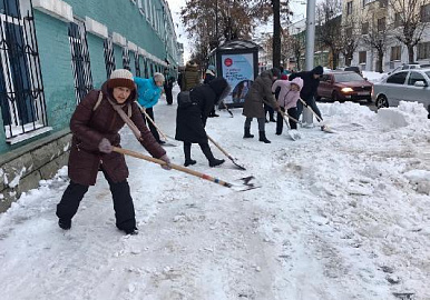 На снежный субботник вышли сотрудники городских и районных администраций