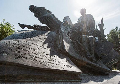 В Казани установили памятник Мустаю Кариму. Видео
