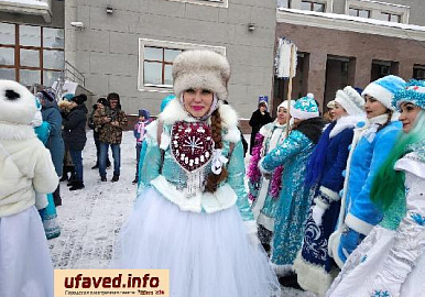 Уфимские снегурочки прошли парадом по центральным улицам