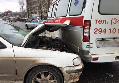 В Уфе в ДТП «со скорой помощью» погиб водитель легковушки