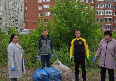 Сотрудники администрации Калининского района поддержали акцию "Дни чистоты"