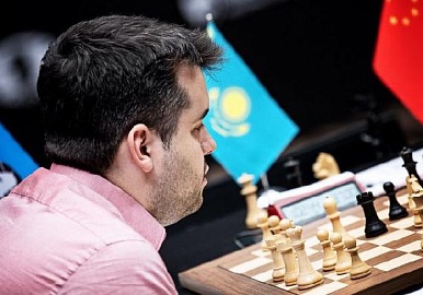 Ян Непомнящий и Дин Лижэнь сыграли вничью в 13-й партии матча за шахматную корону