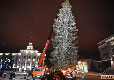 На Советской площади в Уфе установили елку