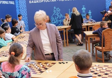 Тамара Тансыккужина провела сеанс одновременной игры в шашки