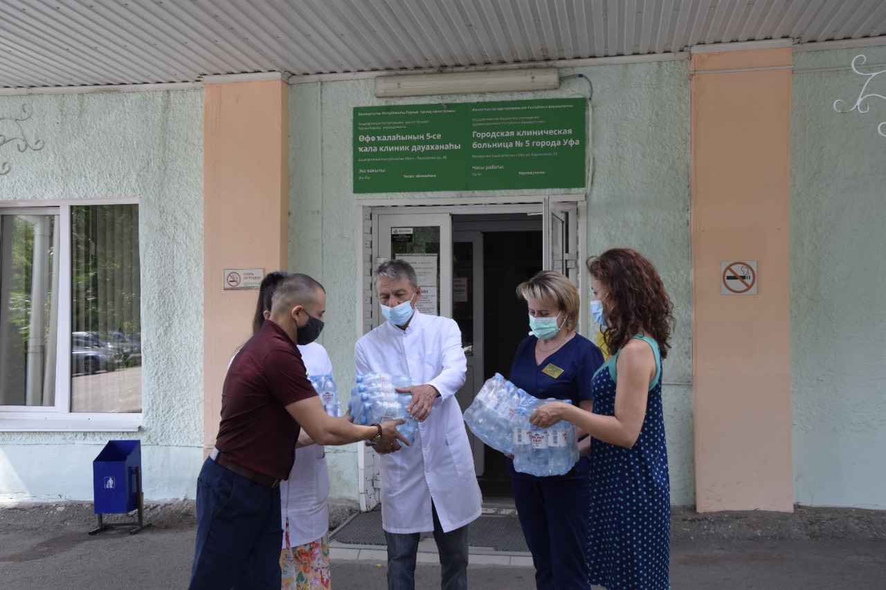 В Уфе волонтеры доставили врачам ковид-госпиталя питьевую воду