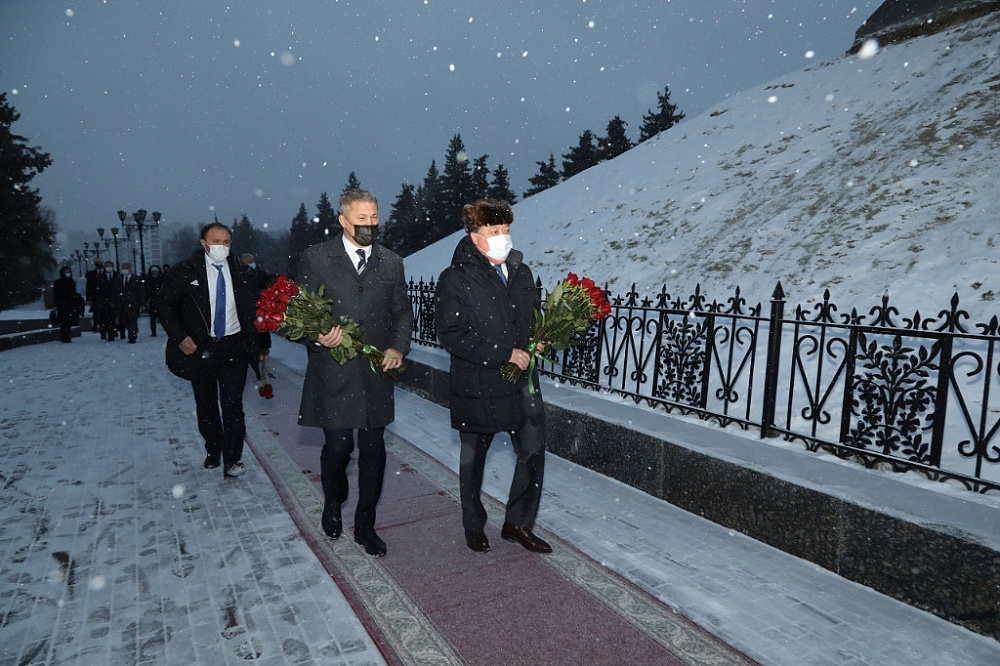 Радий Хабиров и премьер-министр Казахстана Аскар Мамин возложили цветы к памятнику Салавату Юлаеву