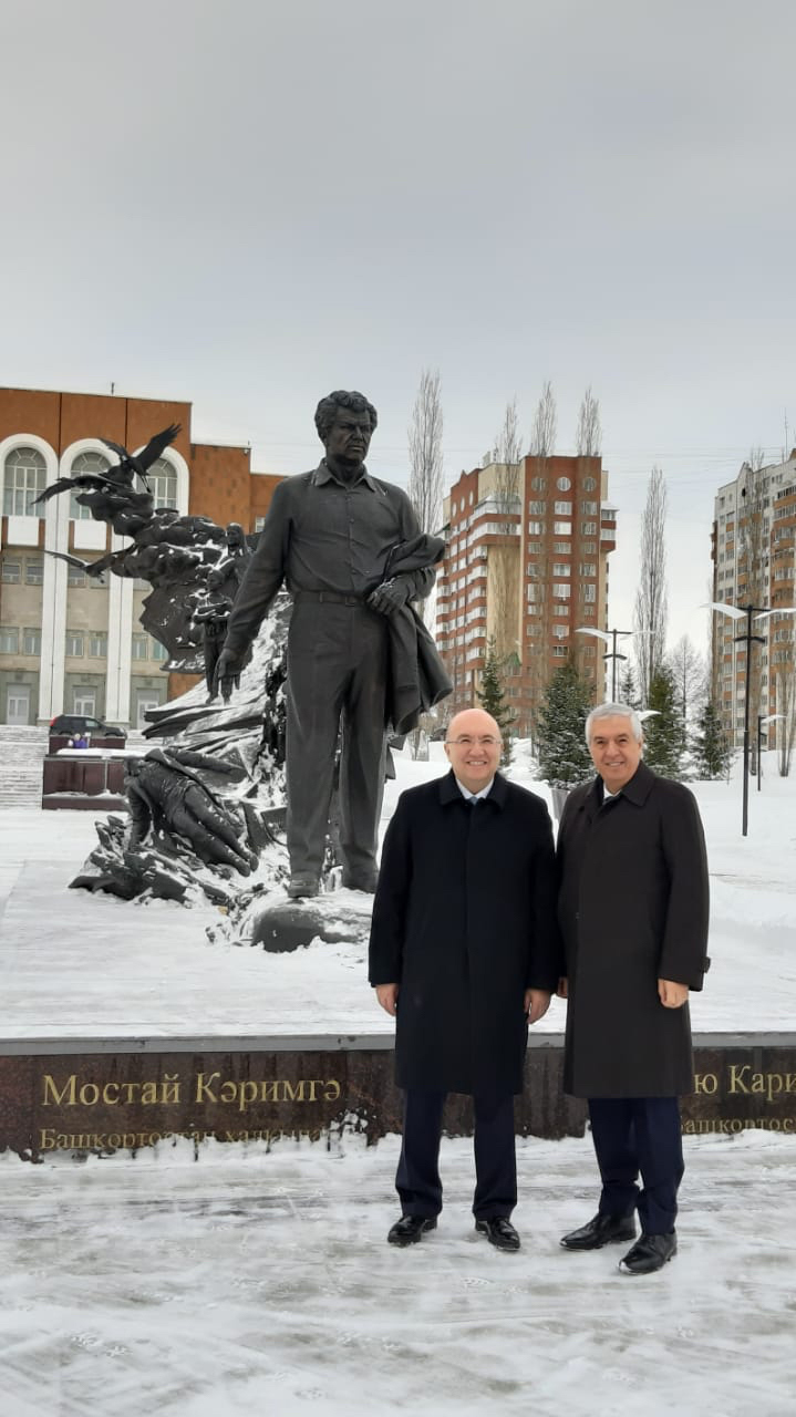 Посол Турции в России посетил памятник Мустаю Кариму в Уфе