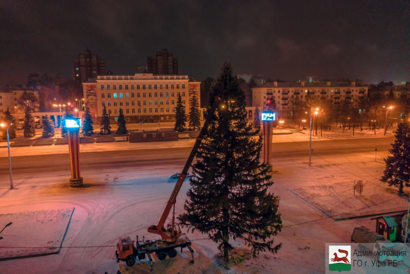 На площади Ленина в Уфе установили новогоднюю елку