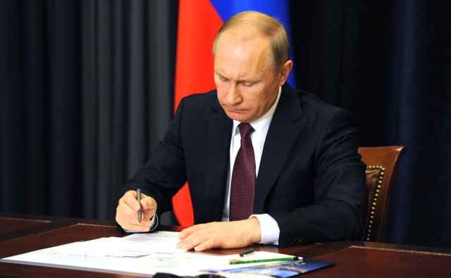 Владимир Путин подписал закон о повышении МРОТ 