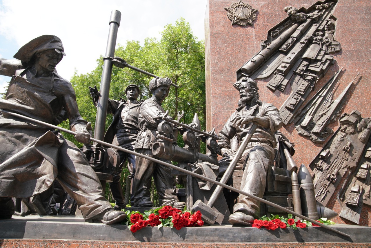 Радий Хабиров возложил цветы к памятнику Труженикам тыла