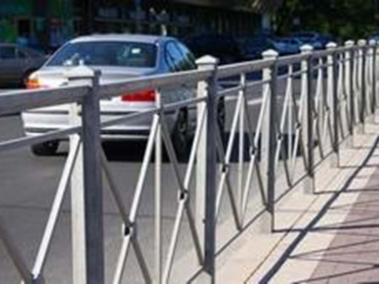 На уфимских дорогах устанавливают ограждения для безопасности пешеходов