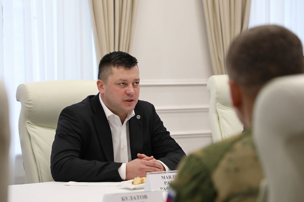 Мэр Уфы Ратмир Мавлиев встретился с башкирскими добровольцами