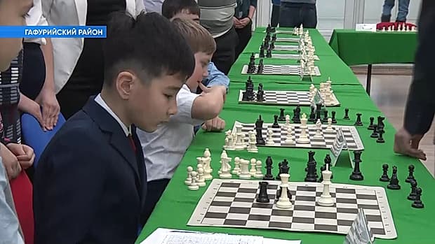 Гроссмейстер Сергей Карякин провел сеанс одновременной игры в селе Красноусольском