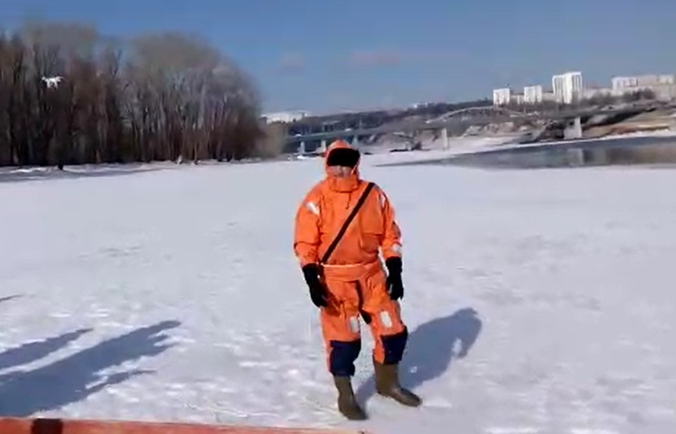 Видео: как не утонуть на тонком льду?