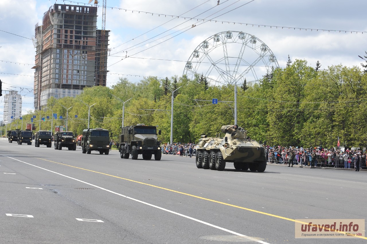 Парад Победы в Уфе ознаменовался проездом колонны боевой техники