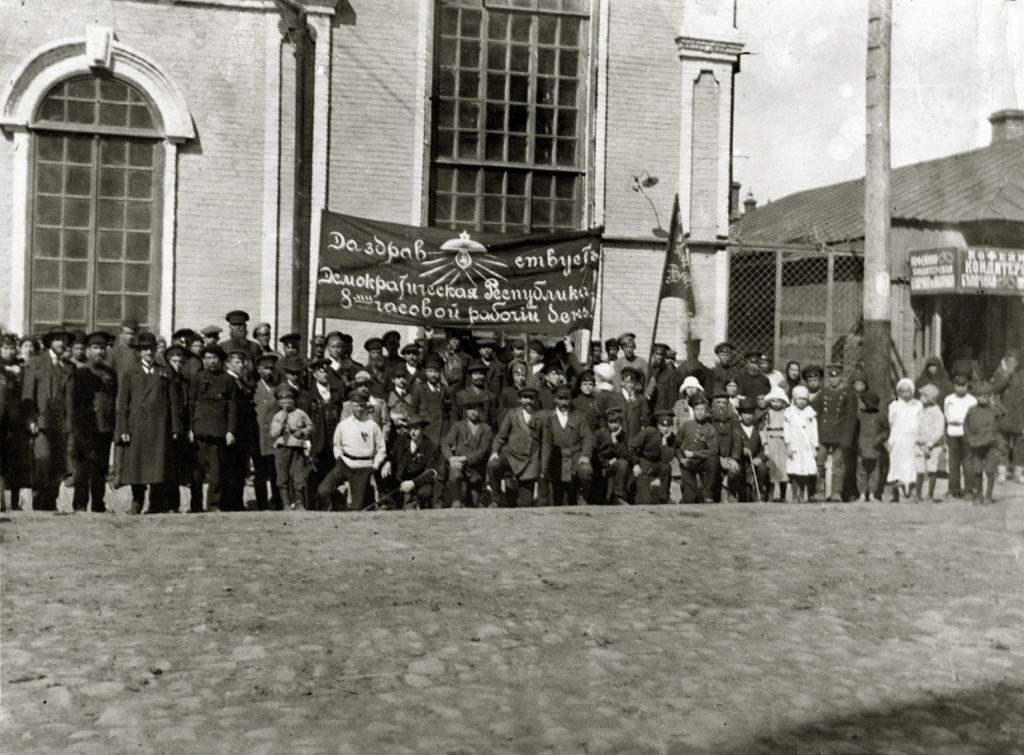 Митинг у здания электростанции 1 мая 1917 г. Некоторых работников можно опознать.jpg