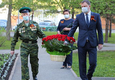 В Октябрьском районе состоялась церемония возложения цветов в сквере имени Маршала Жукова