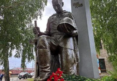В Деме появился памятник солдату -железнодорожнику