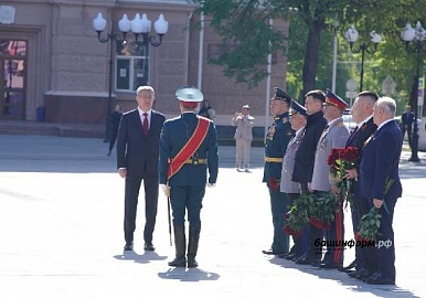 Глава Башкирии  возложил цветы к памятнику Шаймуратову