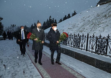 Радий Хабиров и премьер-министр Казахстана Аскар Мамин возложили цветы к памятнику Салавату Юлаеву