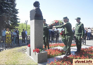 В уфимском Парке Победы почтили память легендарного летчика Мусы Гареева