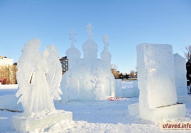 На озере в Уфе появились ангелы и купола из хрустального льда 