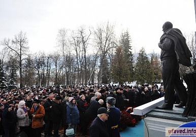 В Уфе открыли памятник первому президенту Башкортостана Муртазе Рахимову