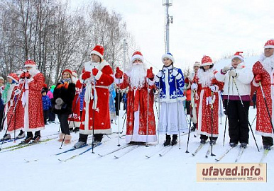 65 Дедов Морозов и Снегурочек пробежали на лыжах